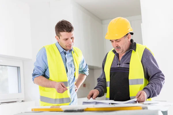 Architect and construction engineers indoor meeting — Stock Photo, Image