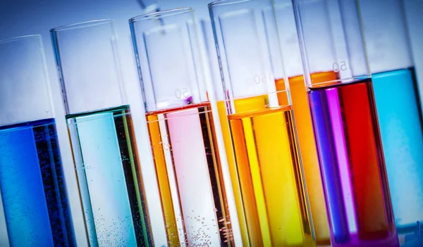 Тестування трубок, наповнених кольоровими речовинами — стокове фото