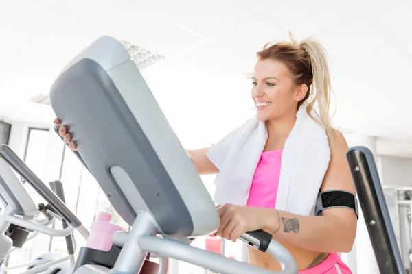 Frau bereitet sich auf Cardio-Training vor — Stockfoto