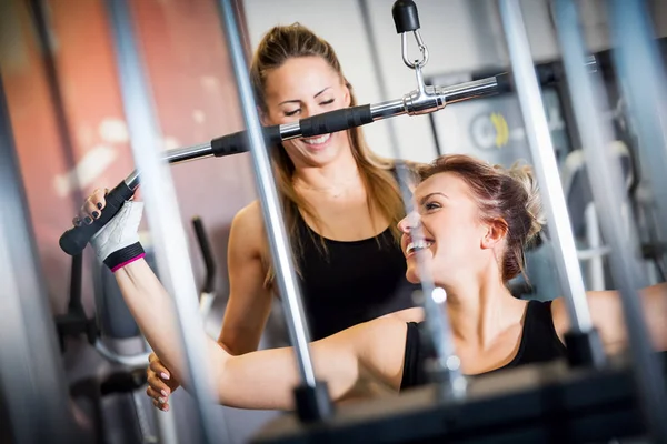 Personal Trainer hilft beim Bodybuilding — Stockfoto