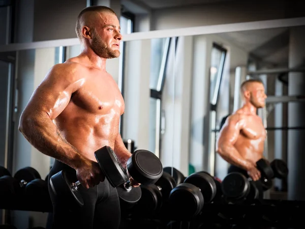 Muskulöser Mann trainiert im Fitnessstudio — Stockfoto