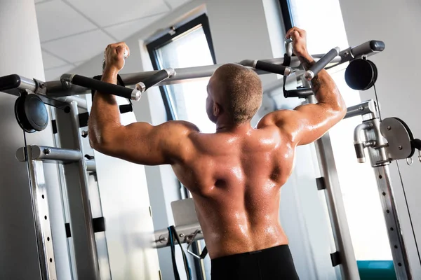 Muskulöser starker Mann trainiert im Fitnessstudio — Stockfoto