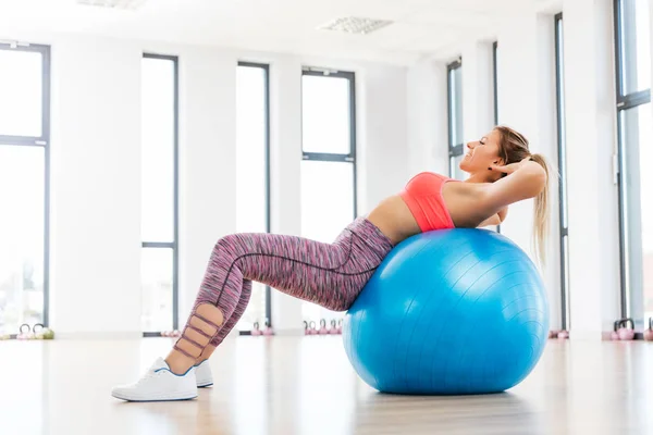 Trénink s fitball fitness Club žena — Stock fotografie