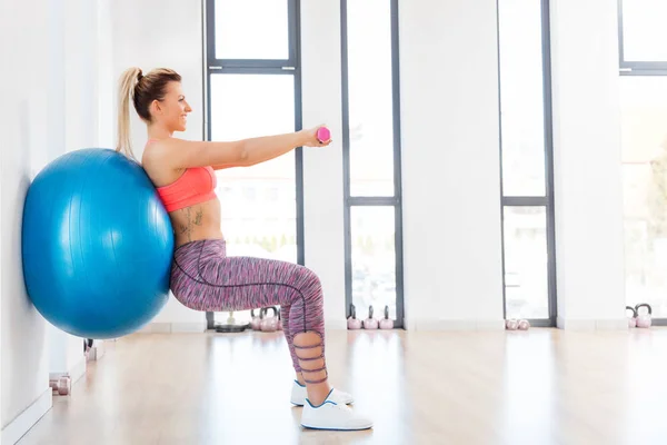 Vrouw training met fitball bij fitnessclub — Stockfoto