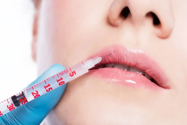 Botox dudak enjeksiyon sahip kadın — Stok fotoğraf