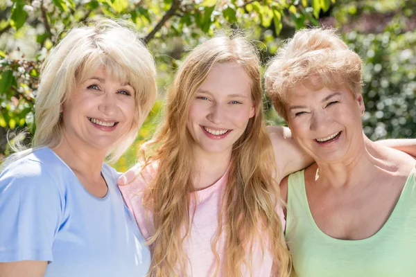 Drie generaties van vrouwen in de tuin — Stockfoto