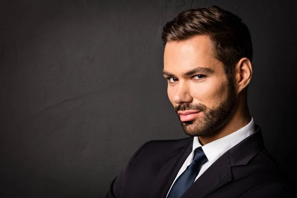 Retrato de empresário confiante com barba — Fotografia de Stock