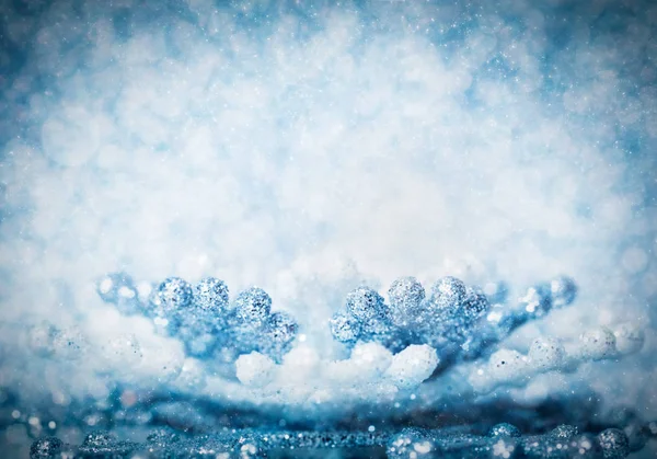 Hideg téli csillogó háttér hópelyhek — Stock Fotó