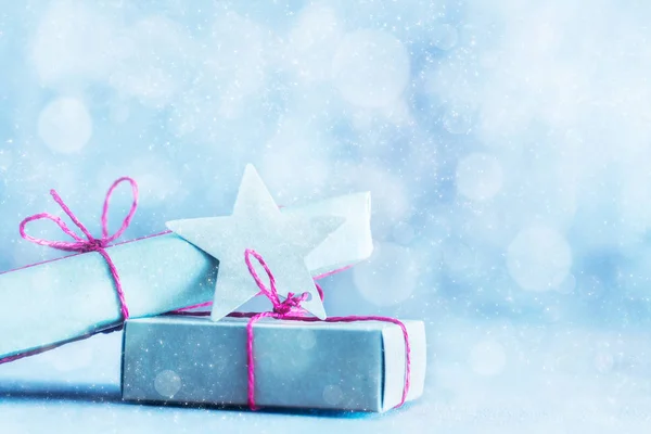 Retro gåvor, nuvarande lådor på glitter bakgrund. Jul — Stockfoto