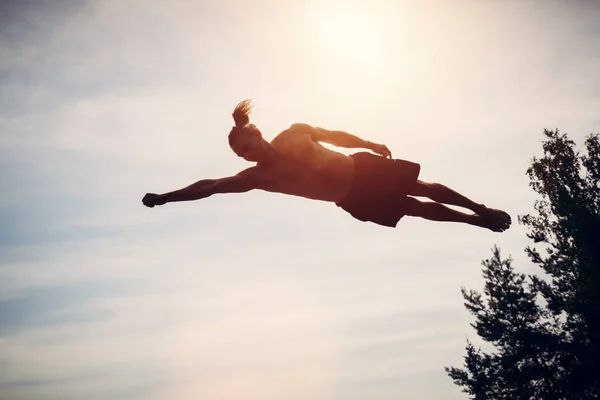 Junger Mann schwebt in der Luft. — Stockfoto