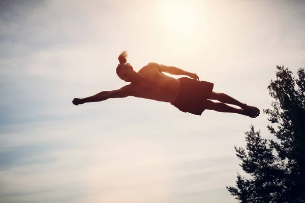 Ung man svävar i luften. — Stockfoto