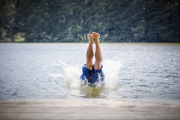 湖に飛び込む若い男. — ストック写真