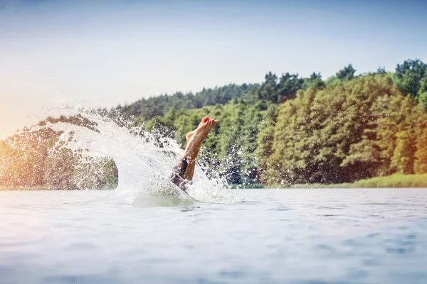 湖に飛び込む若い男. — ストック写真