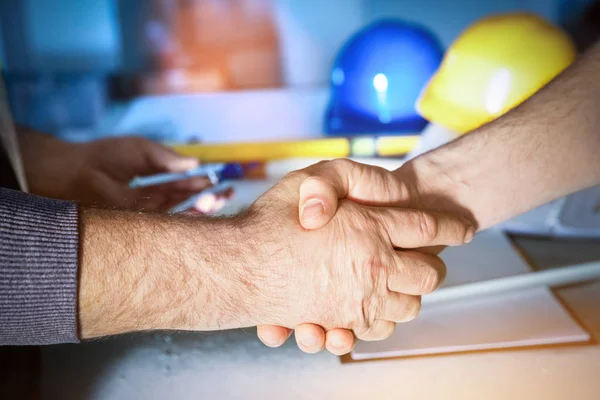 Bauingenieure per Handschlag. — Stockfoto