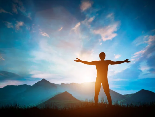 Happy man looking at wonderful mountains landscape at sunset — Stock Photo, Image