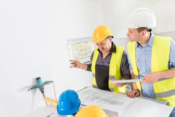 Architekt und Bauingenieur treffen sich im Innenraum. — Stockfoto