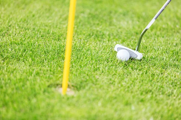Golfboll och club på en kurs. — Stockfoto