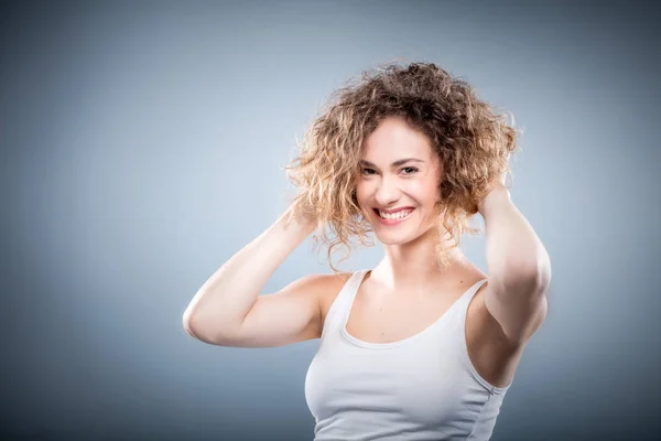 Woman holding hair upp. — Stockfoto