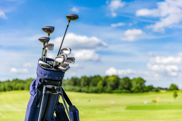 Bolsa de equipo de golf en un campo . — Foto de Stock