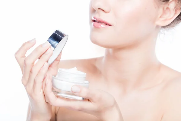 Mujer abriendo una crema facial . —  Fotos de Stock