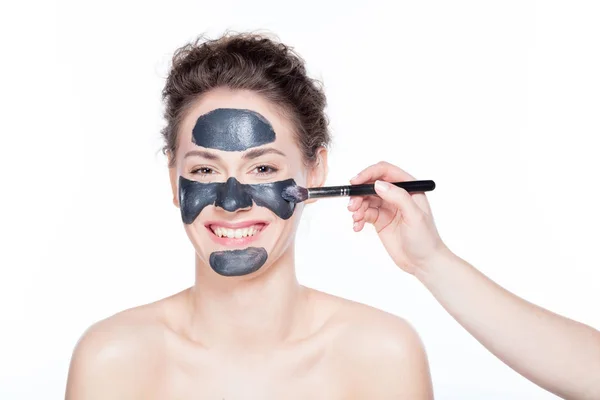 Kobieta o maskę węgiel czarny — Zdjęcie stockowe