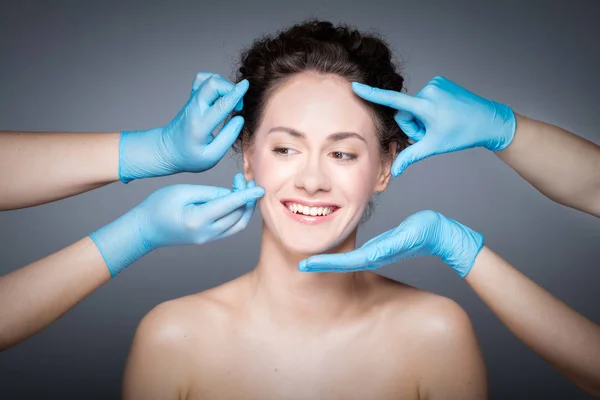 Vrouw met huid checkup — Stockfoto