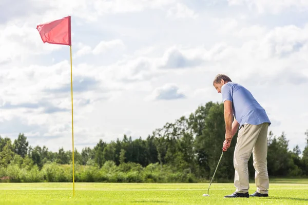 Senior Mann spielt Golf. — Stockfoto
