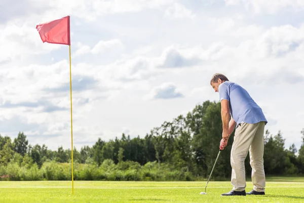 Äldre man spela golf. — Stockfoto