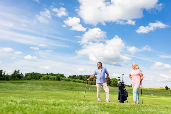 Casal sênior desfrutando jogo de golfe . — Fotografia de Stock