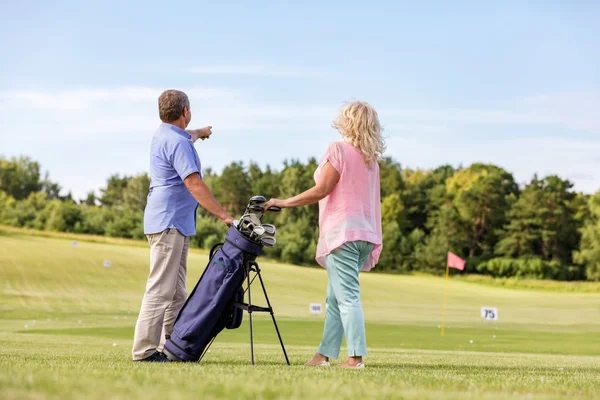 Actieve senior paar golfen — Stockfoto