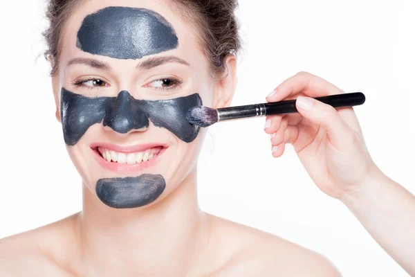 Kadın siyah bir kömür maske geçiriyor — Stok fotoğraf