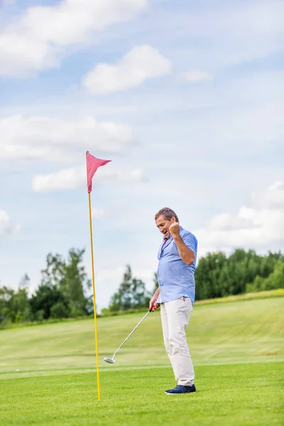 Senior-Mann gewinnt Spiel auf Golfplatz. — Stockfoto