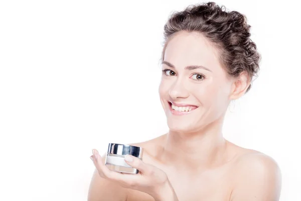 Mujer sonriente sosteniendo una crema facial —  Fotos de Stock