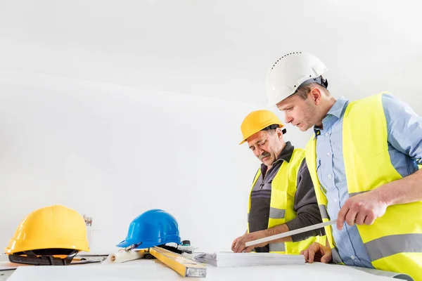 Treffen von Architekten und Bauingenieuren. — Stockfoto