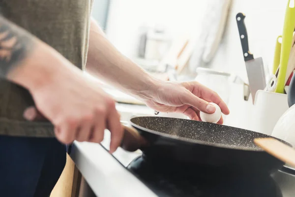 Die Hand Eines Mannes Hält Ein Und Knackt Rand Einer — Stockfoto