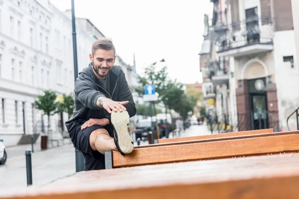 Homem Esticar Músculos Usando Banco Cidade Exercício Livre — Fotografia de Stock