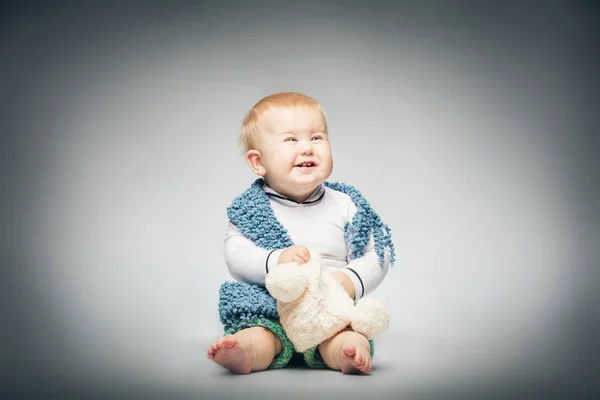 Niño Bastante Rubio Ropa Pastel Lindo Sosteniendo Gorro Mirando Hacia — Foto de Stock