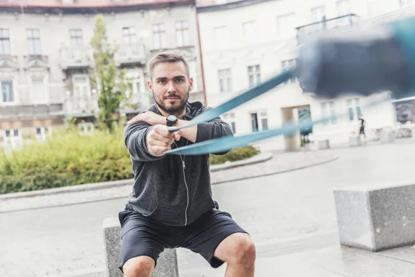 Jovem Homem Saudável Treinando Com Fita Flexível Fortalecendo Seus Braços — Fotografia de Stock