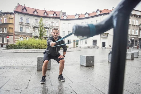 Jovem Ativo Tonificando Seu Corpo Usando Equipamentos Fitness Formação Livre — Fotografia de Stock