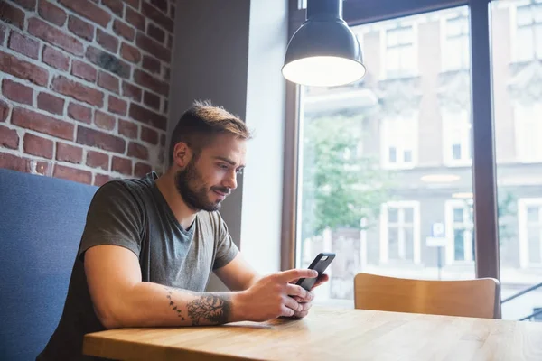 Hombre Sentado Detrás Mesa Café Mirando Teléfono Inteligente — Foto de Stock