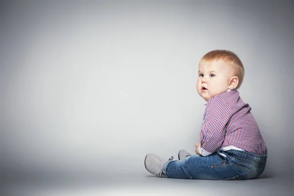 Χαριτωμένο Γαλανομάτης Ξανθός Παιδί Κάθεται Στο Πάτωμα Κοιτάζοντας Προς Την — Φωτογραφία Αρχείου