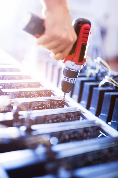 Montage Von Bitcoin Mining Maschinen Man Schraubt Der Hand Kryptowährungsfarm — Stockfoto