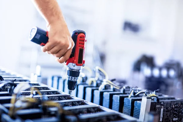 Assembling Bitcoin Mining Machines Man Hand Screwing Cryptocurrency Farm Business — Stock Photo, Image