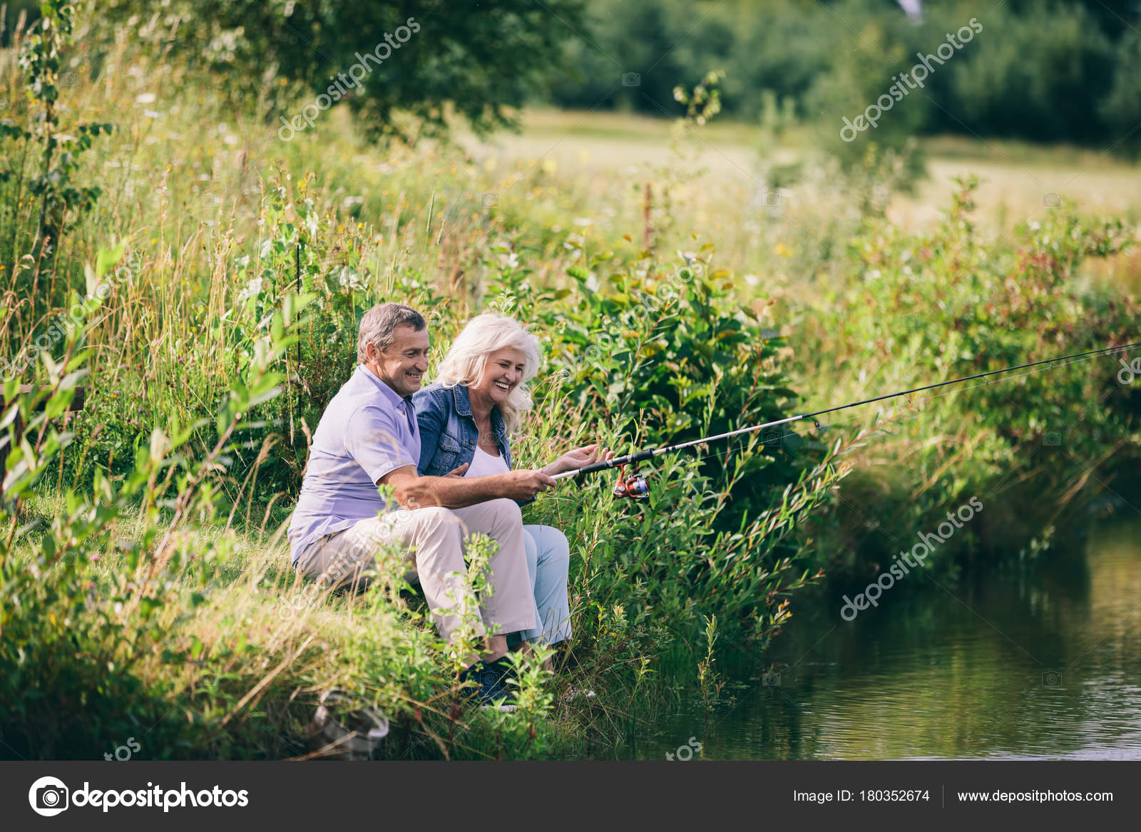 Ловля парами. Пожилая пара на рыбалке. Пожилой человек на рыбалке. Парочка на рыбалке. Супружеская пара на рыбалке.