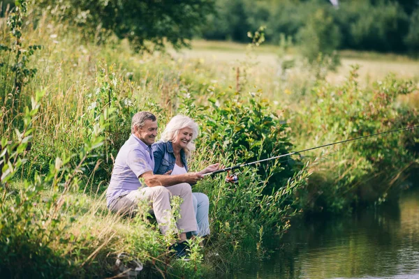 Äldre Par Fiske Vid Vattnet Lyckligt Förhållande Par Aktiviteter — Stockfoto