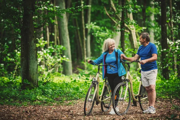 Rentnerehepaar Fuß Mit Fahrrädern Wald Aktive Ältere Menschen Freizeitgestaltung — Stockfoto