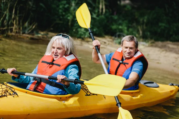 Ouderen Huwelijk Roeien Kajak Zomeractiviteiten Van Senior Mensen — Stockfoto