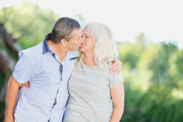 Matrimonio Mayor Besándose Cariñosamente Mostrando Sentimientos Relación Feliz — Foto de Stock