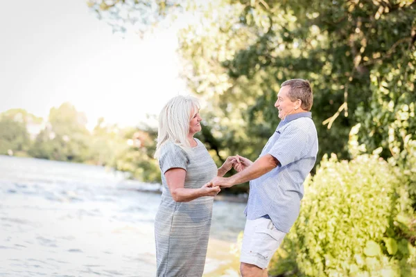 Ηλικιωμένο Ζευγάρι Κρατώντας Χέρια Από Λίμνη Αγάπη Και Γάμος Ευτυχισμένος — Φωτογραφία Αρχείου