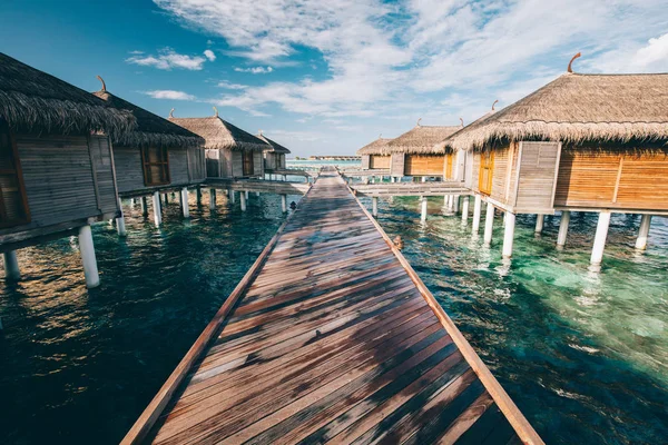 Holzsteg Der Ein Paar Holzhäusern Auf Dem Wasser Führt Exotisches — Stockfoto